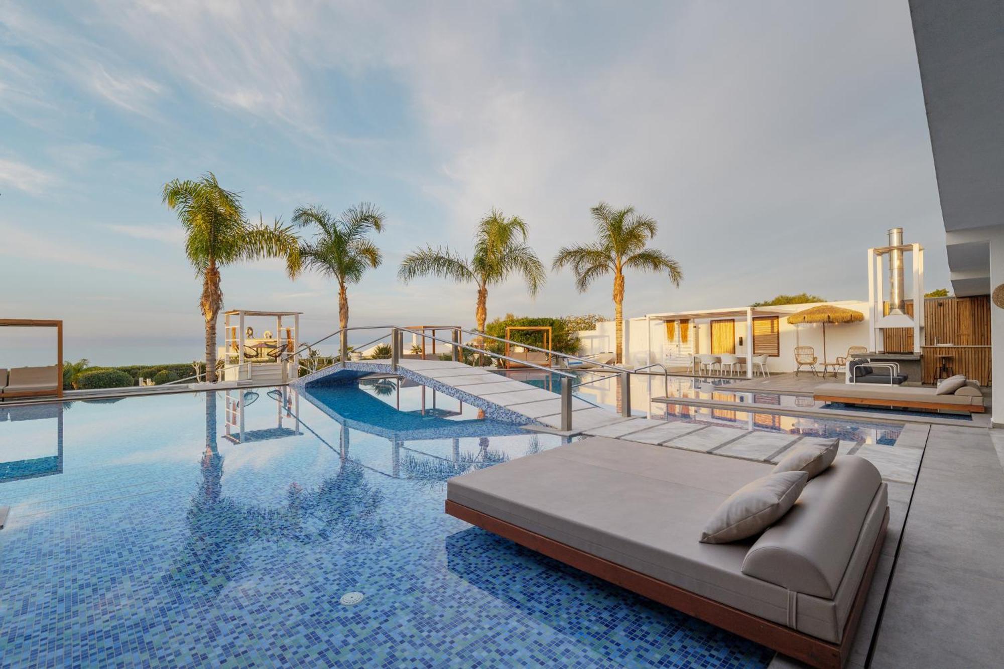 הרסוניסוס White Luxury Villa מראה חיצוני תמונה